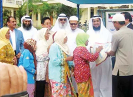 مساعدات كويتية لــ1900 أسرة أندونيسية 