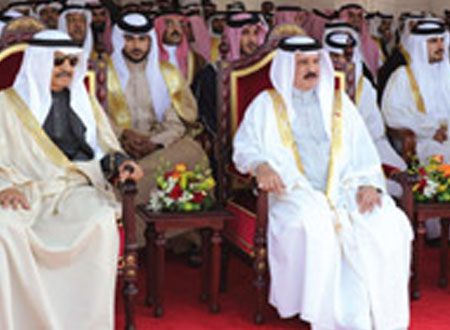ملك البحرين يستقبل كبار العائلة في ذكرى الميثاق