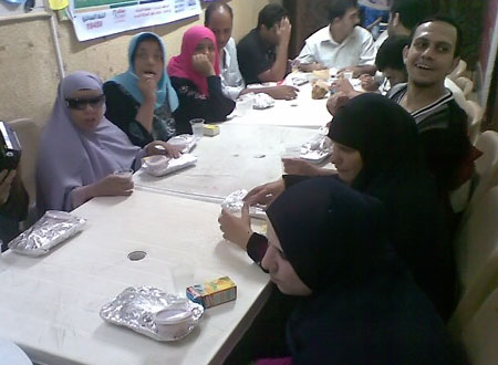 بالصور.. إفطار جماعي للمكفوفين بجمعية رسالة بقويسنا 