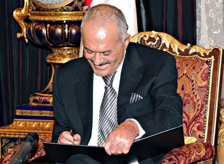 بعد 33 عاما في الرئاسة.. علي عبد الله صالح يتنازل