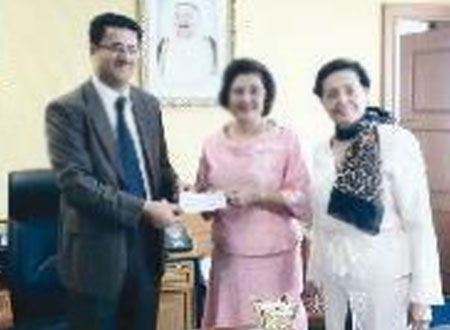 سفارة الكويت في تايلند تسلم تبرعات لصالح مشاريع إسلامية