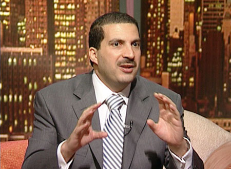 هل هرب عمرو خالد من مصر بسبب حجاب هايدي راسخ؟