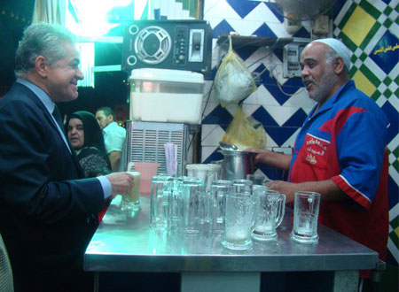 حمدين صباحي يبدأ حملته الانتخابية من &laquo;محلات عصير القصب والكشري&raquo;