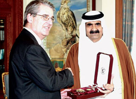 أمير قطر يمنح السفير البريطاني وشاح الاستحقاق