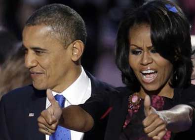 باراك أوباما ينقذ زوجته من التعري في اللحظات الأخيرة.. صور