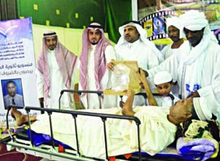 ثانوية العيدابي تكرم معلمًا مصابًا بالسرطان