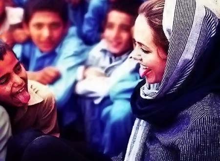 أنجلينا جولي تُخرج لسانها لطفل سوري ليتأكد من صيامها.. شاهد