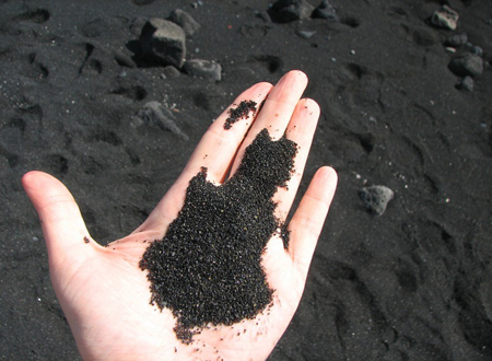 شاطئ من الرمال السوداء