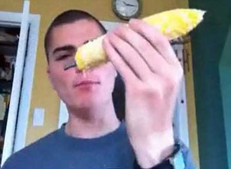 بالصور.. شاب فرنسي يتناول كوز الذرة بالمثقاب في 10 ثواني