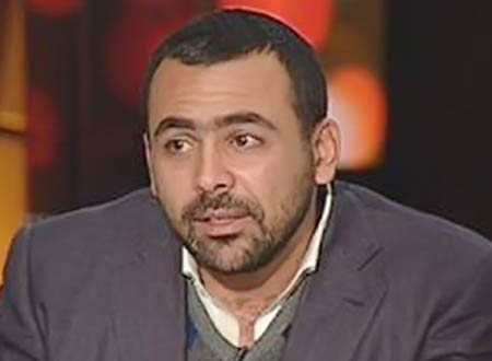 يوسف الحسيني يقف حدادا على أرواح ضحايا أحداث الحرس الجمهوري.. فيديو