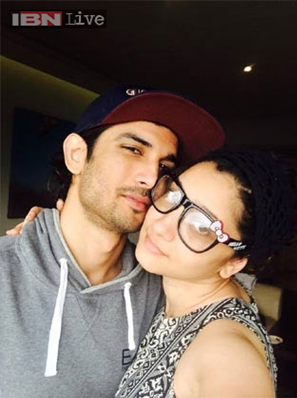 لقطات حميمية لسوشانت سينج وصديقته احتفالاً بعيد ميلاده.. صور