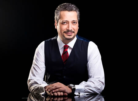 تامر أمين يشارك باسم يوسف إحراق &laquo;الفيست&raquo;.. فيديو