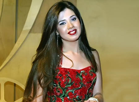 رانيا فريد شوقي بالأبيض في جلسة تصوير جديدة بطلها الفوتوشوب.. صور