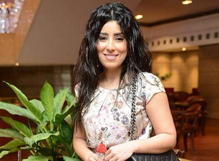 أيتن عامر تغني وتشجع أحد الشباب على الرقص.. فيديو