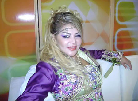 فلة الجزائرية ترتدي الحجاب وترفع الآذان.. والجمهور ينتقدها.. فيديو