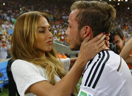 جميلات ألمانيا يمطرن لاعبي المنتخب بالأحضان والقبلات في نهائي المونديال.. صور