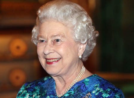 إليزابيث الثانية تحتفل بعيد ميلادها بعرض عسكري وسط لندن.. فيديو