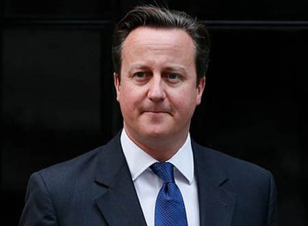 رئيس الوزراء البريطاني ديفيد كاميرون يأكل على الرصيف حافي القدمين.. شاهد 