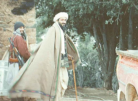 ظهور صور نادرة لزعيم القاعدة أسامة بن لادن تسجل يومياته في تورا بورا.. شاهدها