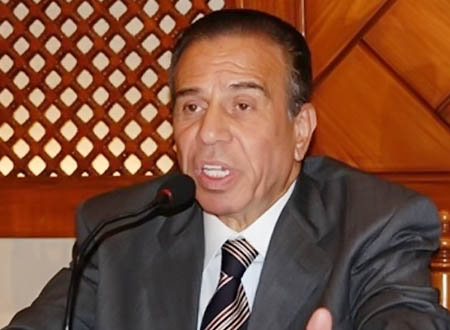 وصول جثمان عبد العظيم وزير لمطار القاهرة