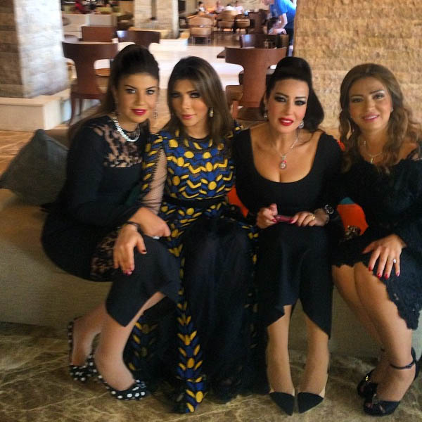أصالة تتحول لماكييره وتخطف الأنظار بـ&laquo;لوك&raquo; أنيق مع زوجها.. صور