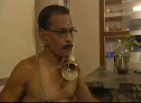 فيديو.. رجل هندي جسده يولّد الكهرباء