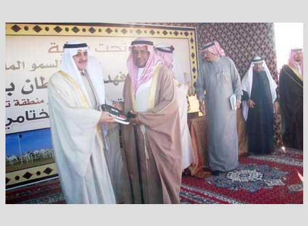 فهد بن سلطان يكرم الفائزين بمزايين الإبل في تبوك 
