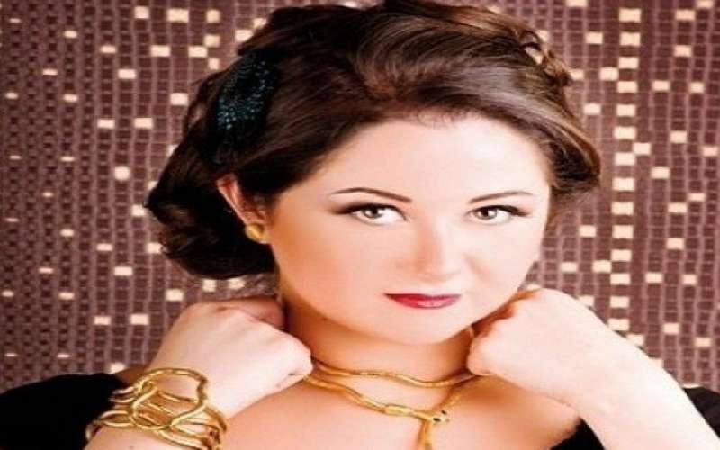 بالصور.. مي نور الشريف تحتفل بعيد الأم مع والدتها بوسي وخالتها 